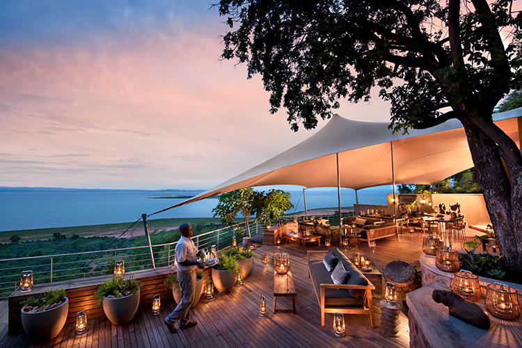 Bumi Hills Safari Lodge - Terrasse beim Hauptbereich