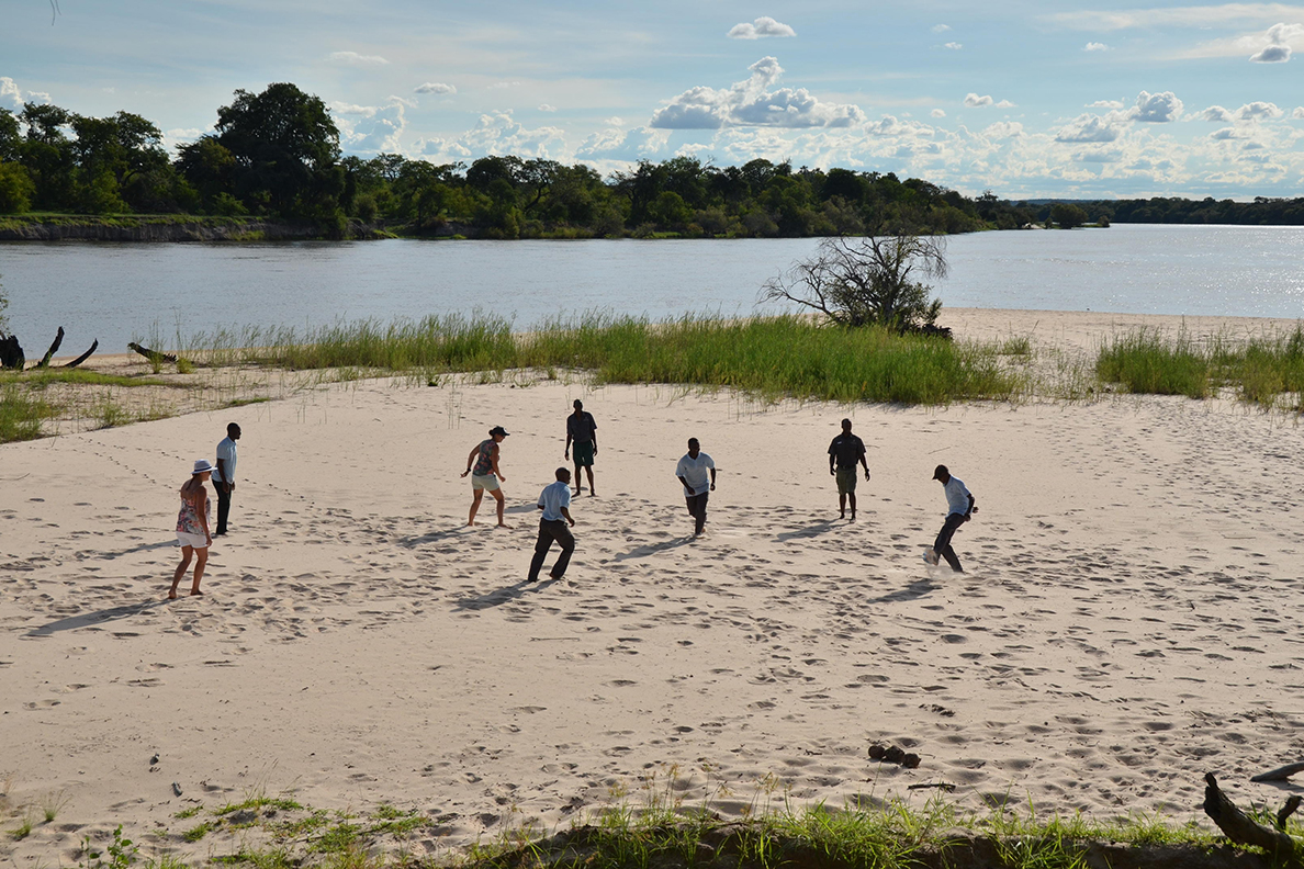 Chundu Island - Fussball am Strand