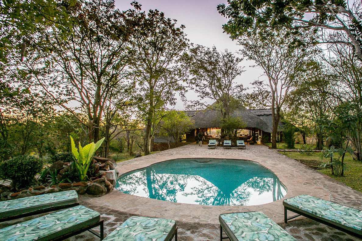 Masuwe Lodge - Pool beim Haupthaus