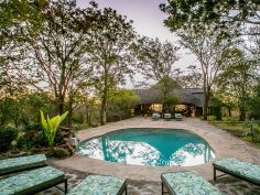 Masuwe Lodge - Pool beim Haupthaus Masuwe Lodge - Pool beim Haupthaus