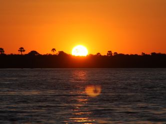 Zambezi National Park - Sonnenuntergang über dem Zambezi Zambezi National Park - Sonnenuntergang über dem Zambezi